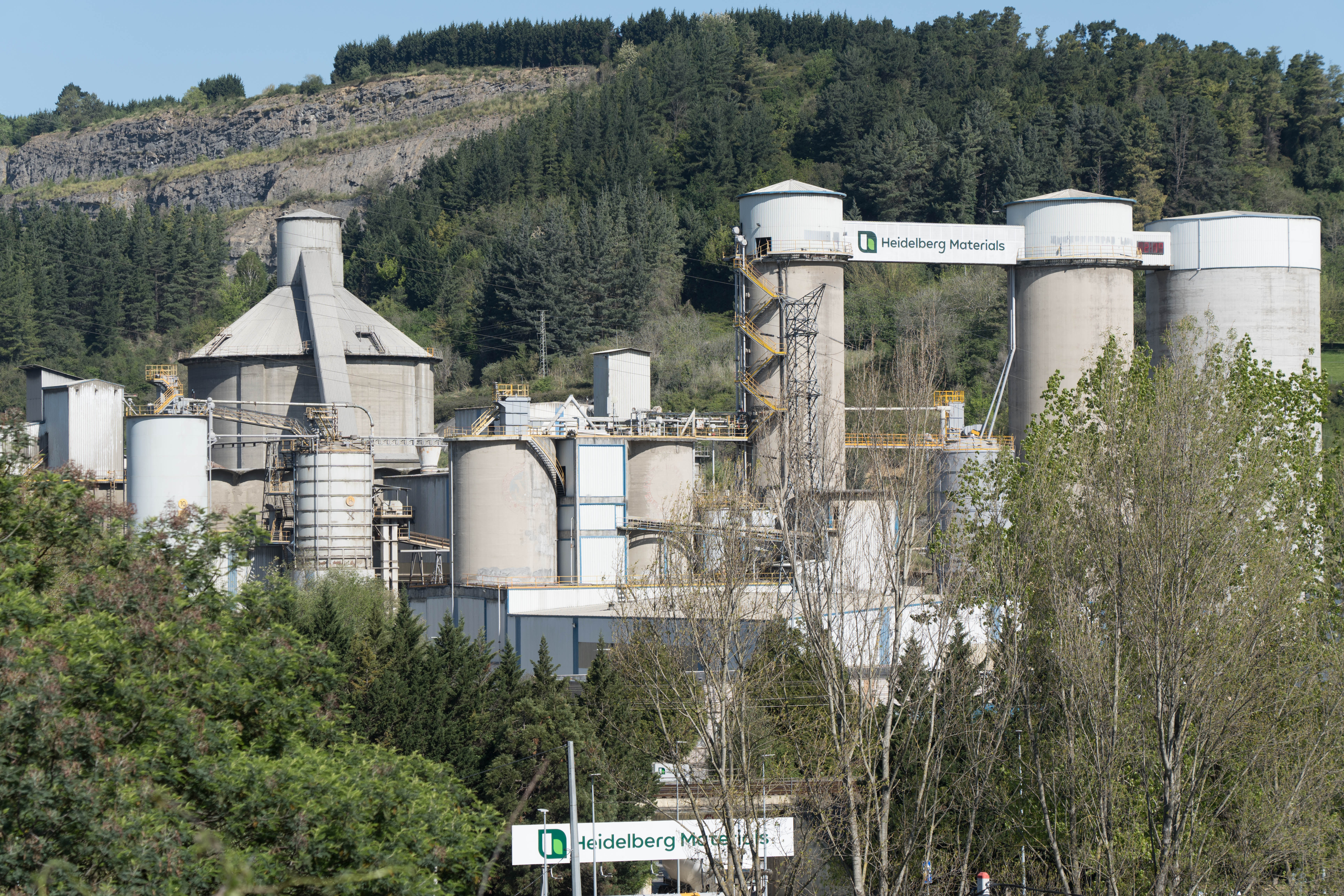 La filial de Heidelberg Materials, lider en la descarbonización de los materiales de construcción, es una de las primeras empresas españolas en conseguir esta certificación para toda su gama de cementos elaborados en sus dos fábricas de Añorga (Gipuzkoa) y Arrigorriaga (Bizkaia).