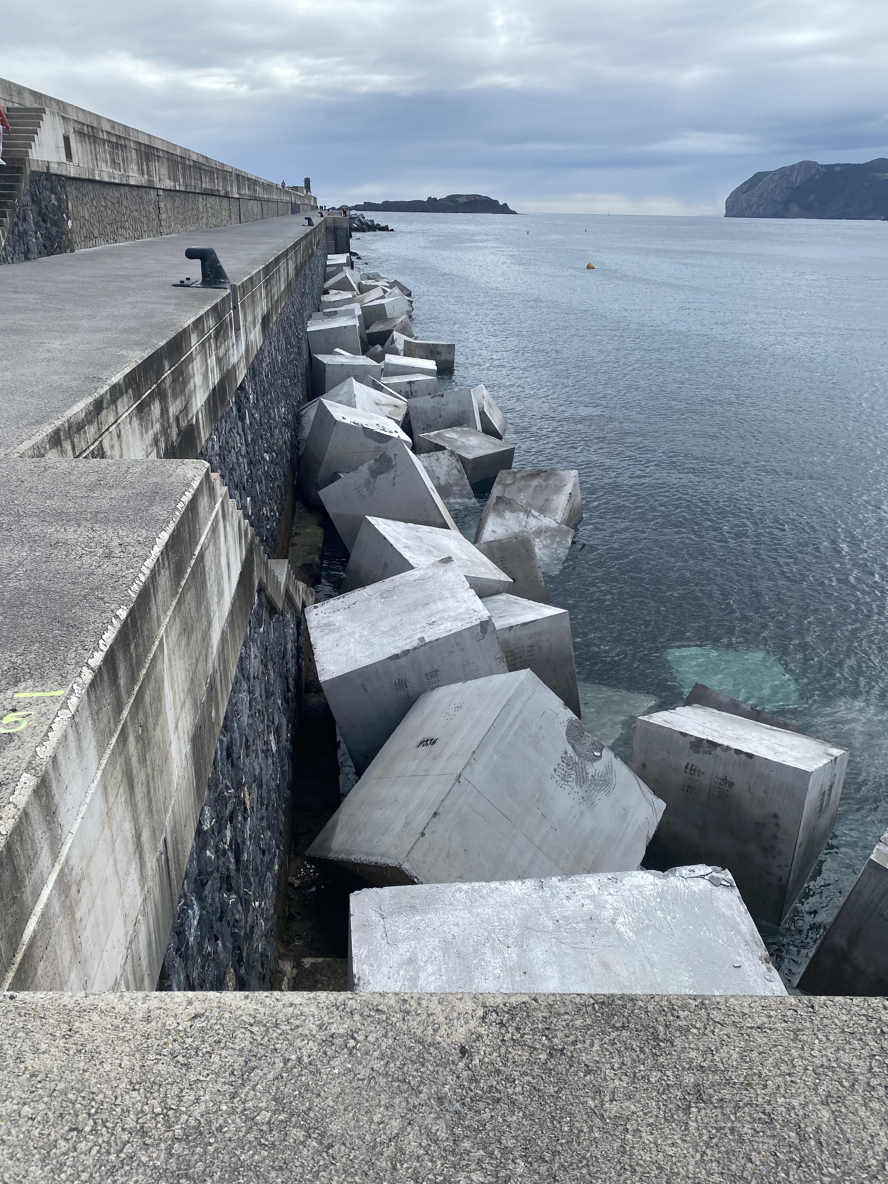 Bloques de refuerzo del dique de protección en construcción en el Puerto de Bermeo (Bizkaia), con el hormigón con menor huella de carbono y mayor circularidad del mercado, H-ECO GREEN, de Hanson-HeidelbergCement.