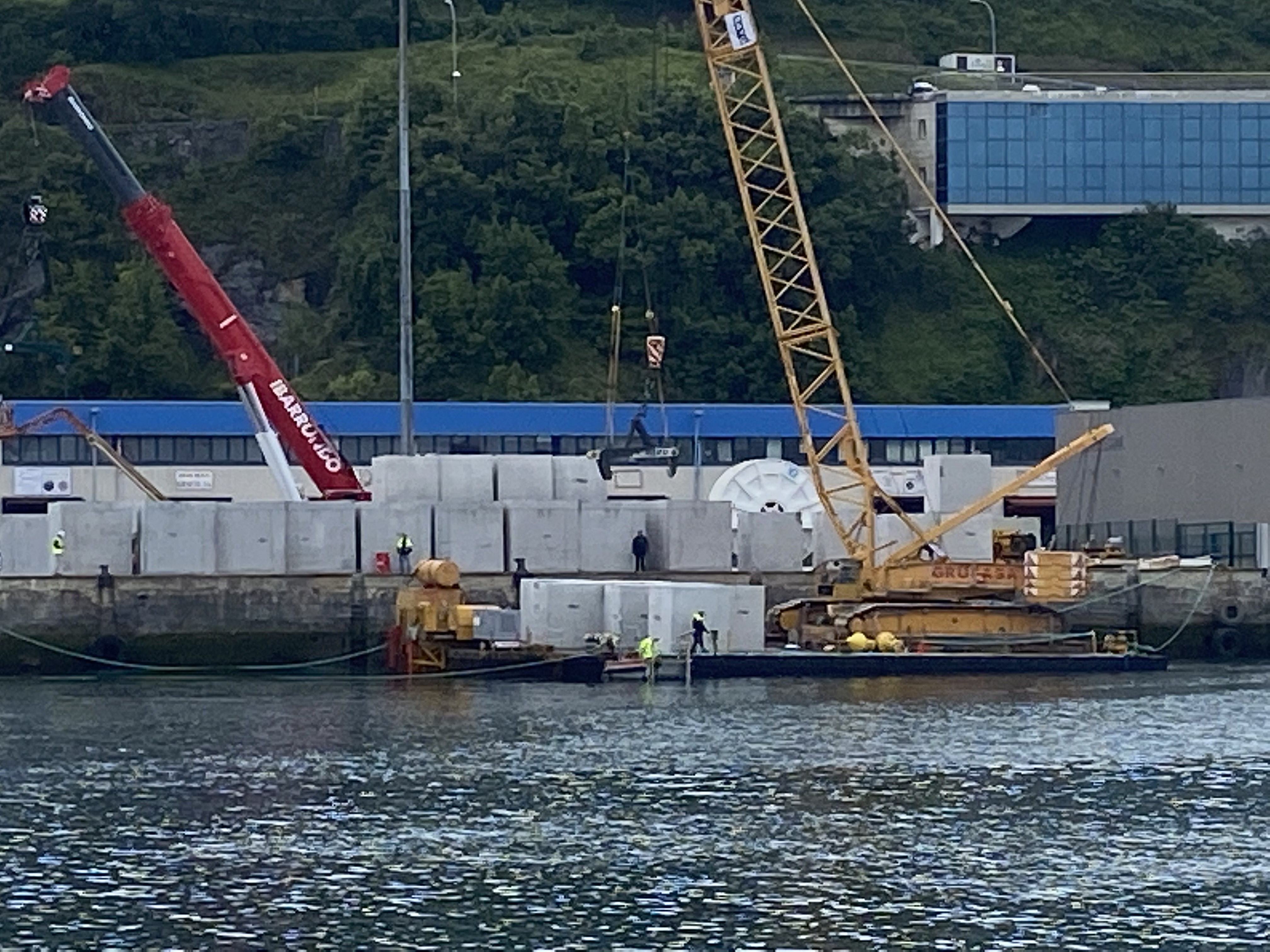 Bloques de refuerzo del dique de protección en construcción en el Puerto de Bermeo (Bizkaia), con el hormigón con menor huella de carbono y mayor circularidad del mercado, H-ECO GREEN, de Hanson-HeidelbergCement.